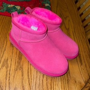 Womens size 7 Ugg ultra mini like new